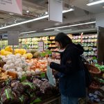 Richiesta di sospensione dell'ordine del tribunale per i buoni pasto: le conseguenze per le famiglie a basso reddito

Approfondimento
Il programma di buoni pasto, noto come Food Stamps, è stato oggetto di dibattito negli ultimi tempi, con l'amministrazione Trump che ha cercato di apportare modifiche alle regole di accesso ai benefici. Tuttavia, il tribunale ha stabilito che tali modifiche non sono conformi alle leggi esistenti e ha ordinato al governo di continuare a pagare i buoni pasto.

Possibili Conseguenze
La sospensione dell'ordine del tribunale potrebbe avere gravi conseguenze per le famiglie che dipendono dai buoni pasto per acquistare cibo. Se l'istanza di sospensione dovesse essere accolta, potrebbe verificarsi una riduzione dei benefici, lasciando molte persone senza accesso a risorse alimentari essenziali.

Opinione
La decisione dell'amministrazione Trump di chiedere la sospensione dell'ordine del tribunale è stata criticata da molti, che sostengono che il programma di buoni pasto è essenziale per garantire la sicurezza alimentare delle famiglie più vulnerabili. Altri, tuttavia, sostengono che il programma necessita di riforme per garantire che i benefici siano erogati in modo efficiente e responsabile.

Analisi Critica dei Fatti
È importante notare che la decisione del tribunale di ordinare al governo di continuare a pagare i buoni pasto si basa su una interpretazione delle leggi esistenti. L'amministrazione Trump, tuttavia, sostiene che il tribunale ha oltrepassato i suoi poteri e che la decisione è politicamente motivata.

Relazioni con altri fatti
La disputa sui buoni pasto è solo uno degli esempi di come l'amministrazione Trump stia cercando di apportare modifiche ai programmi sociali. Altri esempi includono le modifiche alle regole di accesso ai benefici di assistenza sanitaria e le proposte di tagli ai programmi di assistenza sociale.

Utilità pratica
Per le famiglie che dipendono dai buoni pasto, è essenziale rimanere aggiornate sulle ultime notizie e sviluppi relativi al programma. È anche importante che le famiglie si informino sui loro diritti e sulle opzioni disponibili per accedere ai benefici.

Contesto storico
Il programma di buoni pasto è stato istituito negli anni '60 come parte della "Guerra alla povertà" del presidente Lyndon B. Johnson. Da allora, il programma è stato oggetto di numerose riforme e modifiche, ma il suo obiettivo principale è rimasto lo stesso: garantire la sicurezza alimentare alle famiglie più vulnerabili.

Fonti
La fonte di questo articolo è NPR. Per ulteriori informazioni, si prega di visitare il sito web di NPR.