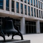 Giudice federale condanna l'amministrazione Trump per uso improprio di account di posta elettronica governativi per scopi partigiani