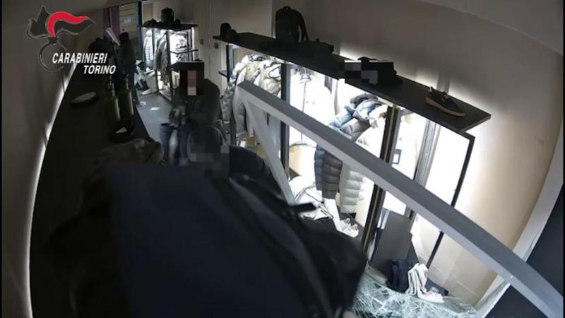 Un’auto rubata come ariete: presi i ladri della “spaccata” da 20 mila euro in via Doria