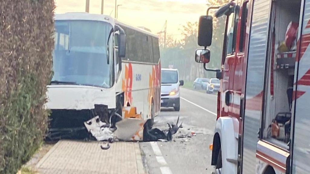 Scontro fra auto e bus a Arignano: un morto e una ventina di studenti feriti