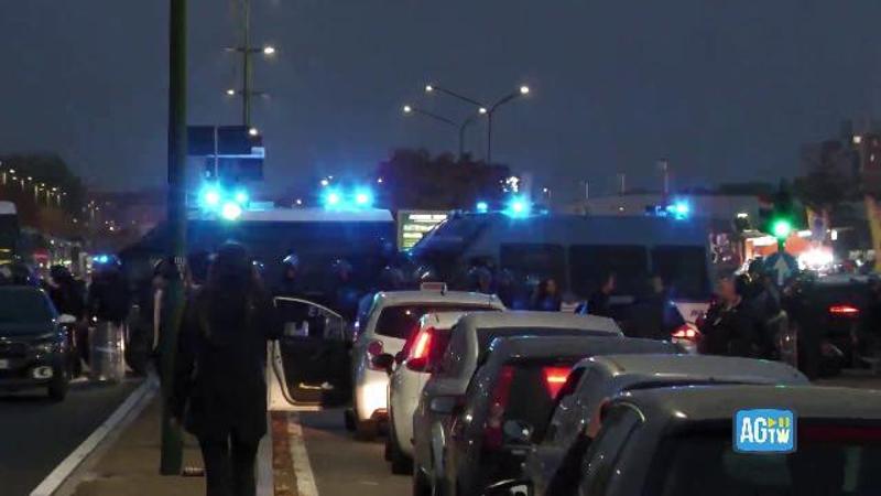 Derby Torino-Juventus: ultras granata bloccati dalle forze dell&#039;ordine dopo arrivo in taxi