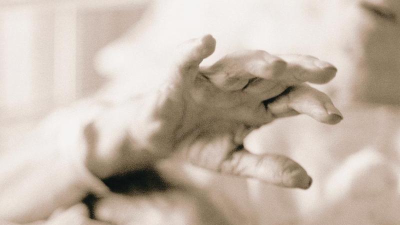 Caso di maltrattamento in ospedale: un paziente di 101 anni legato al letto, 24 lavoratori sospesi