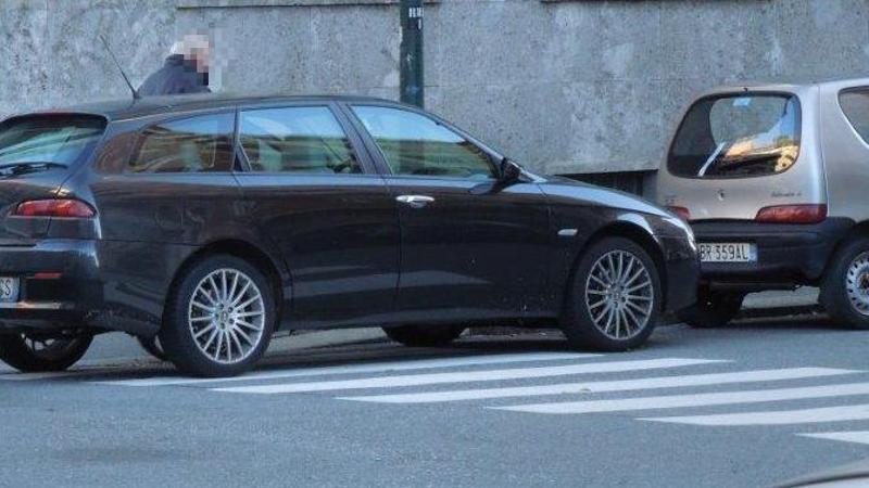 Parcheggi notturni sulle strisce pedonali di San Donato: testimonianza di un residente