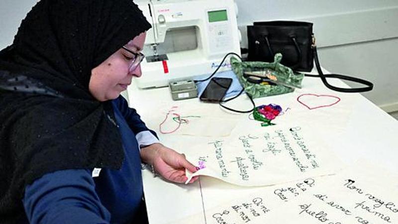 Donne in difficoltà trovano voce attraverso il ricamo poetico nel dormitorio del Gruppo Abele