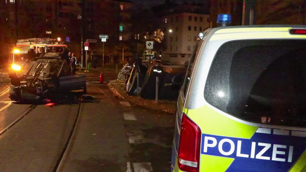 Due Giovani Coinvolti in Rapina e Fuga dalla Polizia a Düsseldorf: Una Storia di Azioni e Conseguenze
