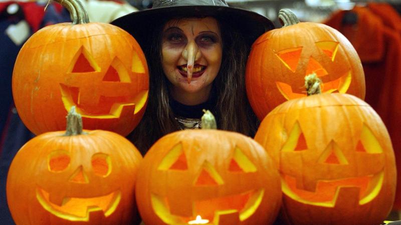 Riflessioni della domenica: Halloween in Piemonte e il servizio al Bicerin, una giornata di scoperte e discussioni
Specchio dei tempi, le lettere di domenica 2 novembre 2025
La giornata di domenica 2 novembre 2025 è stata caratterizzata da una serie di riflessioni e notizie interessanti. Tra queste, spicca la storia di Halloween, che sembra avere origini inaspettate in Piemonte, dove era conosciuto come &quot;Not dle lumere&quot;. Questa scoperta storica ci porta a riflettere sulla relatività delle regole e delle tradizioni che spesso diamo per scontate.
Un altro argomento di discussione è stato il servizio al Bicerin, un noto locale, dove è stato introdotto il servizio ai tavoli. Questa scelta ha sollevato alcune domande sui motivi che hanno portato a questa decisione e sulle possibili conseguenze per i clienti e per l&#039;ambiente del locale.
Approfondimento
Per comprendere meglio le origini di Halloween e la sua evoluzione nel tempo, è necessario esplorare la storia e le tradizioni che si sono sviluppate intorno a questa festa. La scoperta che Halloween abbia origini in Piemonte aggiunge un nuovo tassello alla nostra comprensione di questa celebrazione.
Possibili Conseguenze
La scelta di introdurre il servizio ai tavoli al Bicerin potrebbe avere conseguenze sia positive che negative. Tra le positive, potrebbe migliorare l&#039;esperienza del cliente e aumentare la soddisfazione. Tuttavia, potrebbe anche aumentare i costi e modificare l&#039;atmosfera del locale.
Opinione
È interessante notare come le tradizioni e le regole possano cambiare nel tempo e come le nostre percezioni possano essere influenzate da nuove scoperte e informazioni. La storia di Halloween e la scelta del Bicerin sono solo due esempi di come il mondo intorno a noi sia in continua evoluzione.
Analisi Critica dei Fatti
È fondamentale analizzare criticamente le informazioni che riceviamo e considerare più prospettive prima di formare un&#039;opinione. Nel caso della storia di Halloween e della scelta del Bicerin, è importante considerare le fonti e le motivazioni che hanno portato a queste decisioni.
Relazioni con altri fatti
La storia di Halloween e la scelta del Bicerin possono essere collegate ad altri eventi e tendenze nella società. Ad esempio, la crescente popolarità di Halloween in tutto il mondo potrebbe essere collegata alla globalizzazione e alla diffusione delle culture.
Contesto storico
Per comprendere appieno la storia di Halloween e la sua evoluzione, è necessario considerare il contesto storico in cui si è sviluppata. La scoperta che Halloween abbia origini in Piemonte aggiunge un nuovo capitolo alla storia di questa festa.
Fonti
Le informazioni contenute in questo articolo sono state tratte da La Stampa. Per ulteriori informazioni, si consiglia di visitare il sito web ufficiale di La Stampa.