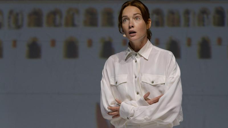 Cristiana Capotondi si esibisce da sola in scena al teatro Concordia di Venaria in uno spettacolo unico e coinvolgente