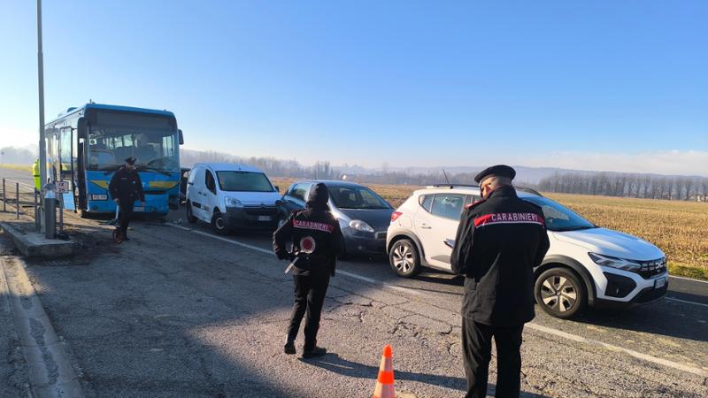 Incidente a Strambino: bus fuori servizio e quattro auto in tamponamento a catena, quattro feriti