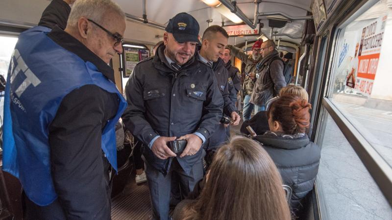 Gtt rafforza il controllo sui biglietti: multe raddoppiate per i furbetti sui bus e tram di Torino