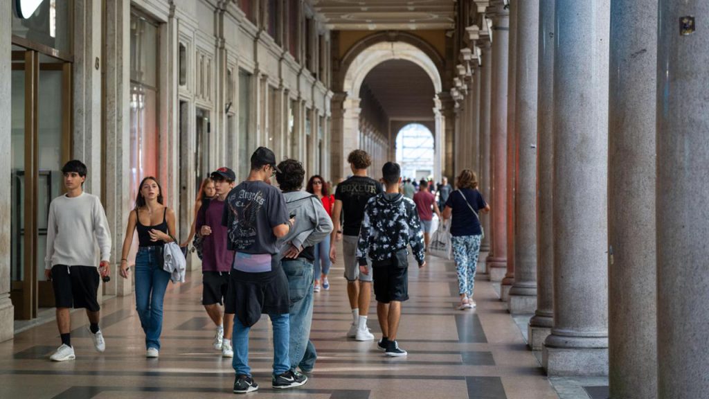 Incidente di molestia in pieno centro: l&#039;intervento tempestivo delle autorità salva la situazione