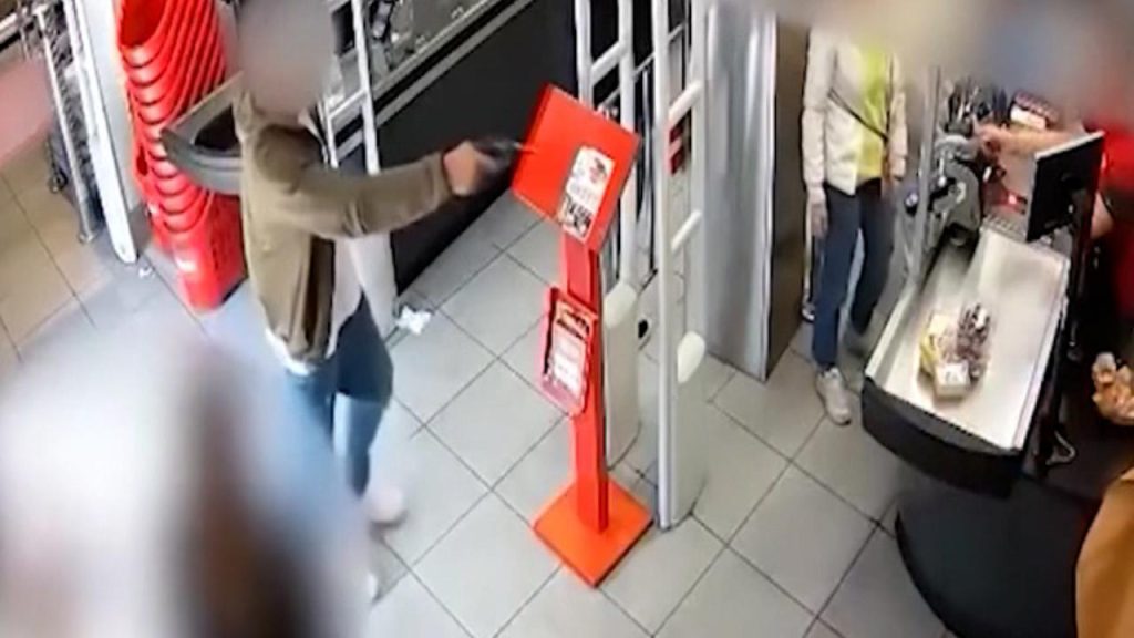 Tre rapine a Torino con coltello e pistola: 46enne arrestato