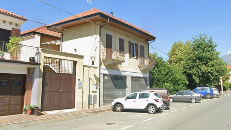 Carabiniere Ozegna blocca tre ladri in casa, ferito leggermente, moglie illesa