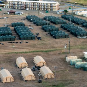 Primi giorni di detenzione a Guantánamo: i dipendenti del governo distribuiscono materiali religiosi ai migranti