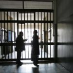 Suicidio di detenuto di 50 anni a Torino: denuncia di mancanza di supporto psicologico