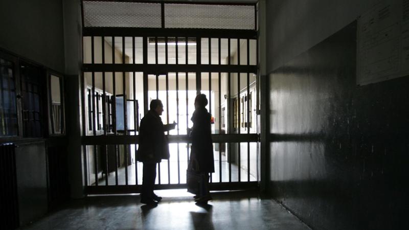 Suicidio di detenuto di 50 anni a Torino: denuncia di mancanza di supporto psicologico