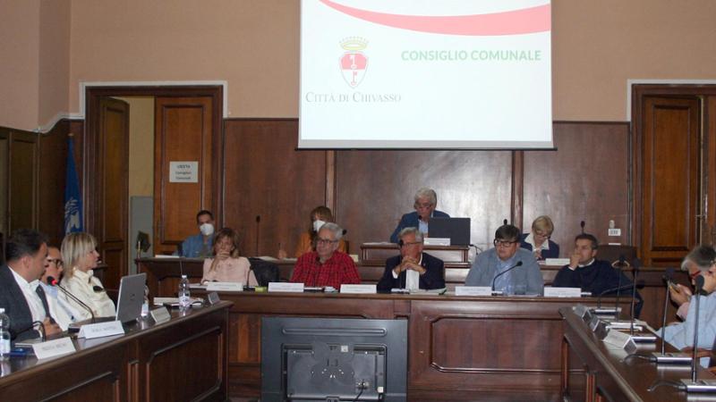 Tensione al Consiglio comunale di Chivasso: il presidente Perfetto si scusa per un commento offensivo