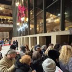 Turisti in fila per i biglietti di riserva al TFF: nessuna informazione, Marco propone soluzioni fai‑da‑te