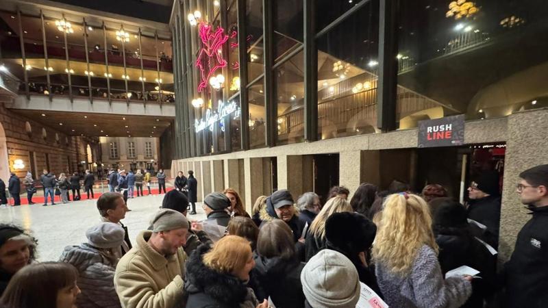 Turisti in fila per i biglietti di riserva al TFF: nessuna informazione, Marco propone soluzioni fai‑da‑te