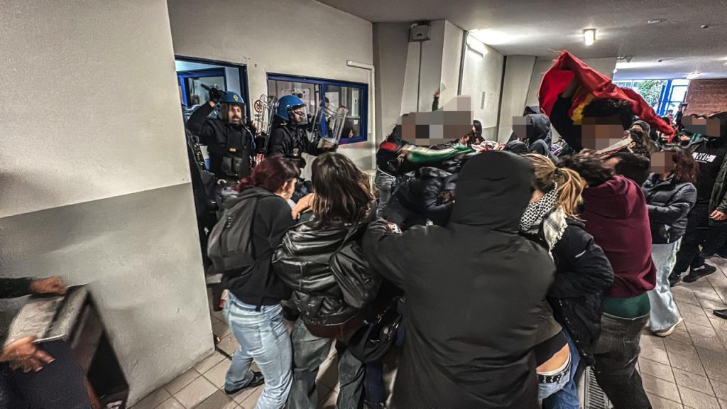 Scontri a Torino: manifestanti lanciano estintori contro la polizia durante il “No Meloni Day”