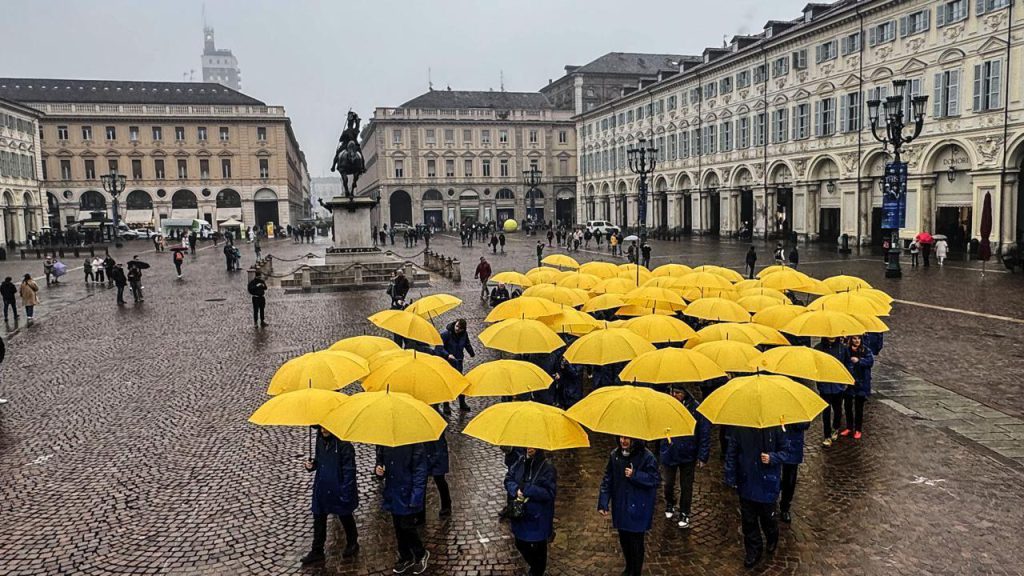 Flash mob a Piazza San Carlo celebra le Nitto ATP Finals con ombrelli a forma di pallina da tennis