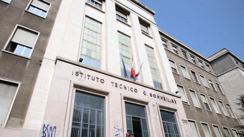 Ricordo di 1970: tre ragazzi e tre ragazze si incontrano per la prima volta