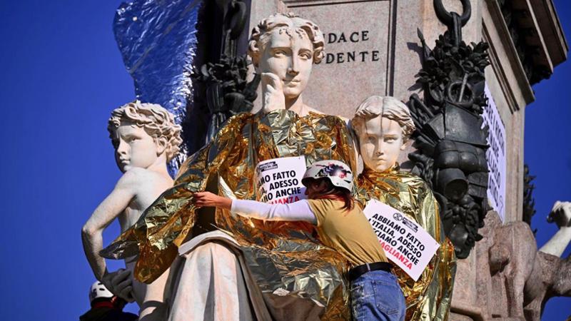 Azione di Extinction Rebellion in piazza Carlina a Torino: &quot;Il pianeta brucia&quot;