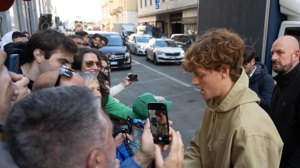 Jannik Sinner arriva a Torino per le ATP Finals: una prima giornata di impegni fuori dal campo