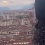 Torino si innalza con Kasia Smutniak sospesa a 85 metri di altezza sulla Mole Antonelliana per un'emozionante mostra fotografica
