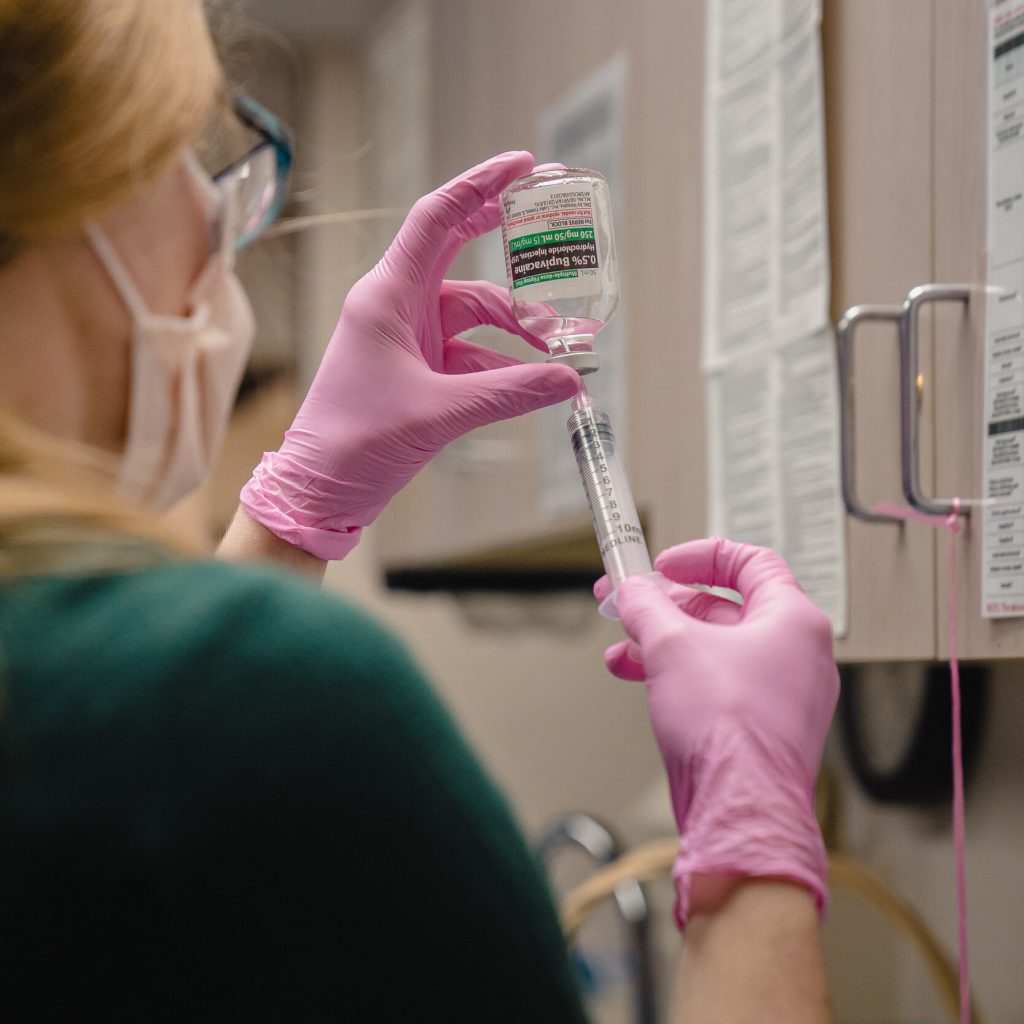 La Fine della Chiusura del Governo è Vicina, ma i Costi Sanitari Continuano a Salire: Quali Speranze per il Futuro?