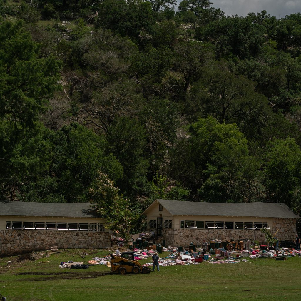 Tragedia al Campeggio: Genitori Accusano la Dirigenza di Negligenza Grave dopo le Morte dei Bambini nelle Inondazioni del Texas