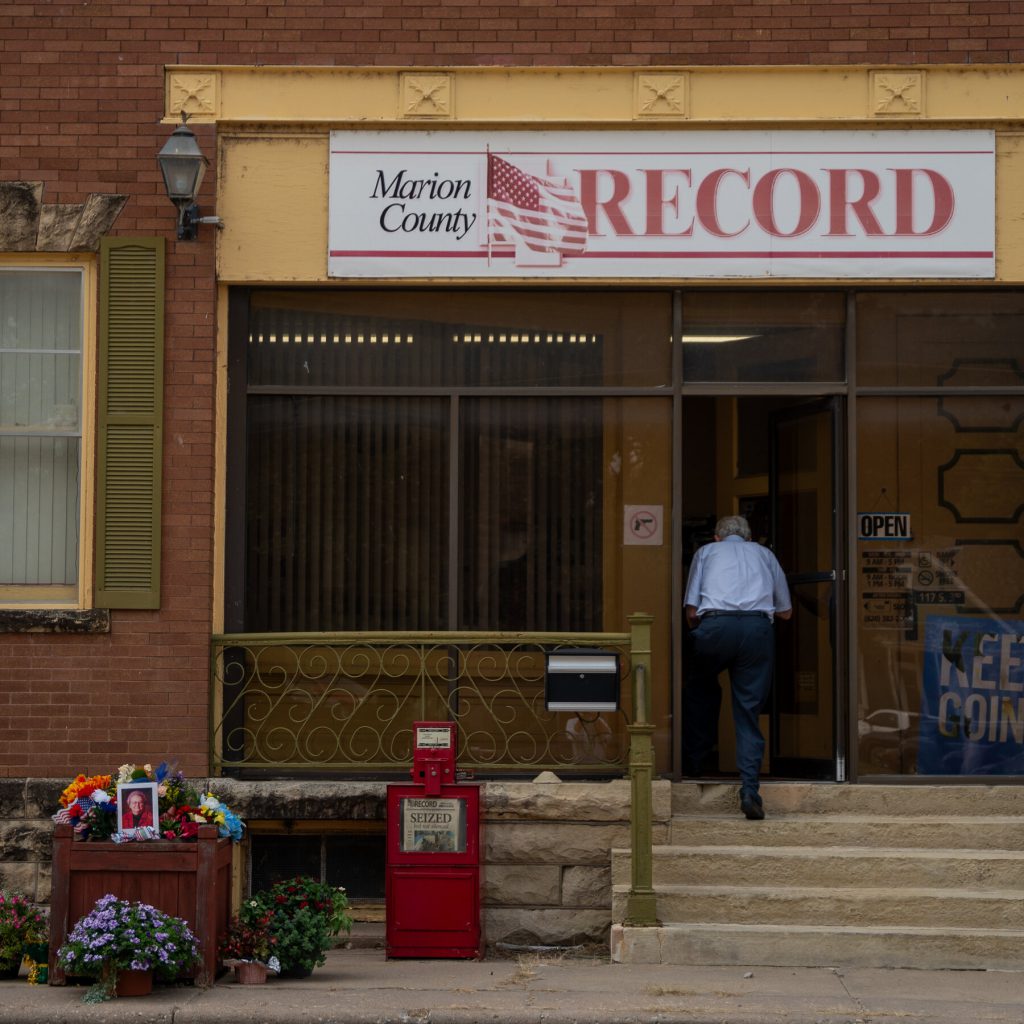 La Contea del Kansas Paga 3 Milioni di Dollari Dopo l&#039;Irruzione della Polizia nella Sede di un Giornale: Una Questione di Libertà di Stampa