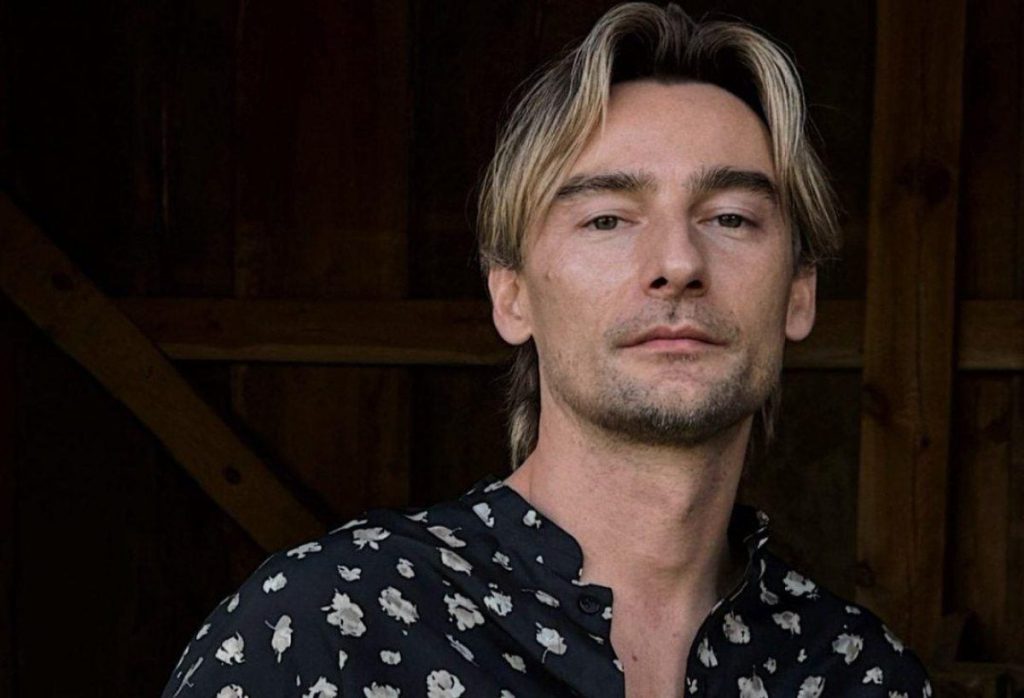 Preoccupazioni per il futuro: il regista Badoev esprime timori per la sicurezza dei suoi figli in Ucraina

Introduzione
Il regista Badoev ha recentemente espresso le sue preoccupazioni riguardo al futuro dei suoi figli in Ucraina, sollevando questioni importanti sulla sicurezza e la stabilità nel paese.

La dichiarazione del regista
Badoev ha affermato di non volere che i suoi figli tornino in Ucraina, motivando questa scelta con la sua preoccupazione per la loro sicurezza e benessere, e sottolineando l&#039;importanza di proteggere i propri cari in un contesto di incertezza.

Approfondimento
Il regista ha anche menzionato che non ha frequenti occasioni di incontrare sua figlia e suo figlio, il che suggerisce che la distanza fisica e la mancanza di contatti regolari possano essere un fattore importante nella sua decisione, e che la situazione in Ucraina possa aver contribuito a questa separazione.

Possibili Conseguenze
La scelta di Badoev potrebbe avere conseguenze significative per i suoi figli, che potrebbero essere costretti a vivere lontani dalla loro patria e dalla loro famiglia estesa, e che potrebbero subire le conseguenze a lungo termine di una decisione presa in un contesto di incertezza e instabilità.

Opinione
Non è possibile conoscere le vere ragioni dietro la decisione di Badoev senza ulteriori informazioni, ma è chiaro che la situazione in Ucraina è complessa e che le preoccupazioni per la sicurezza e il benessere sono legittime, e che la decisione di Badoev riflette le paure e le incertezze di molti genitori che vivono in un contesto di conflitto e instabilità.

Analisi Critica dei Fatti
La dichiarazione di Badoev solleva questioni importanti sulla sicurezza e la stabilità in Ucraina, e sottolinea l&#039;importanza di considerare le conseguenze a lungo termine delle decisioni personali e politiche, e di valutare le opzioni disponibili per proteggere i propri cari in un contesto di incertezza e instabilità.

Relazioni con altri fatti
La situazione in Ucraina è influenzata da una serie di fattori, tra cui la politica, la storia e la cultura, e la decisione di Badoev deve essere considerata in questo contesto più ampio, che include la storia del paese, le relazioni internazionali e le dinamiche sociali e economiche.

Contesto storico
La storia dell&#039;Ucraina è segnata da periodi di instabilità e conflitto, e la situazione attuale è influenzata da una serie di eventi e decisioni che hanno avuto luogo nel corso degli anni, tra cui la dissoluzione dell&#039;Unione Sovietica, la guerra con la Russia e le proteste di Maidan.

Fonti
La fonte di questo articolo è RBC Ukraine, un sito di notizie ucraino che fornisce informazioni aggiornate sulla situazione in Ucraina e sugli eventi che si svolgono nel paese.