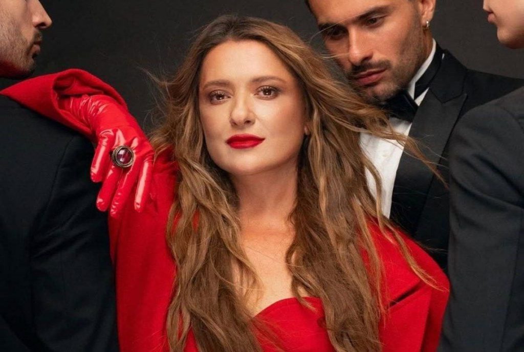 La cantante Mogilevskaya a 50 anni sfodera numeri acrobatici mozzafiato sul palco grazie a dieta e allenamento