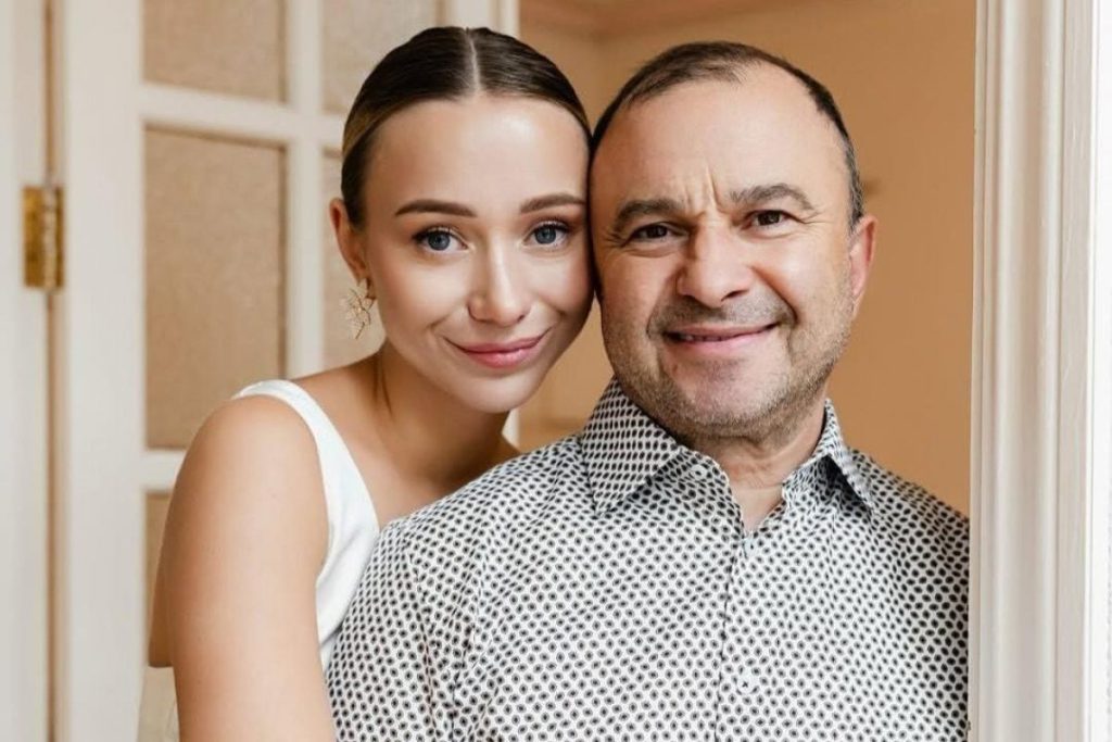 Coppia celebra dieci anni di amore e impegno: un traguardo importante per la loro relazione