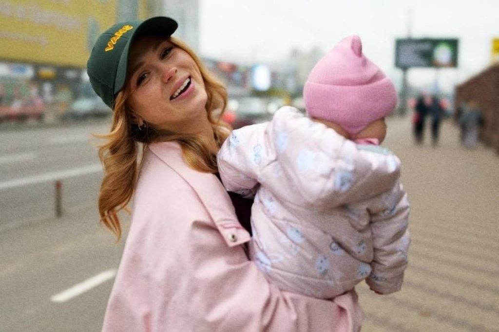 Un Raro Sguardo nella Vita Privata di Anna Koshmal: la Foto con il Marito e la Figlia