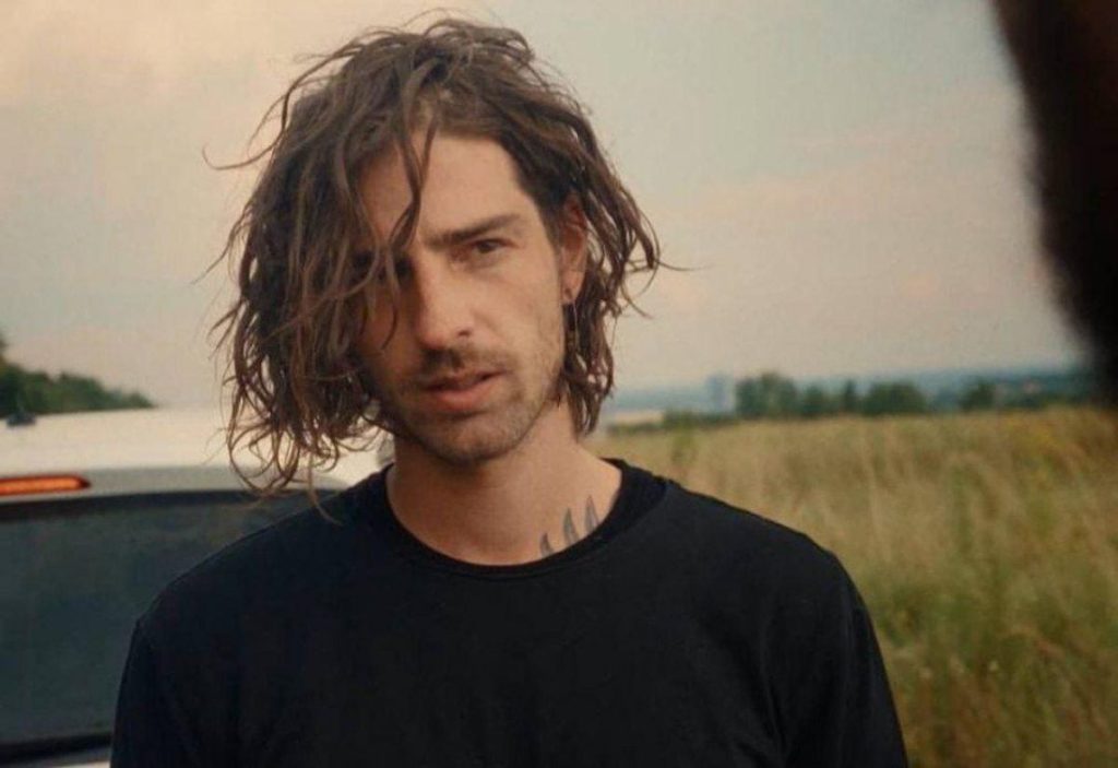 Un cantante famoso condivide il suo dolore per un amore non corrisposto