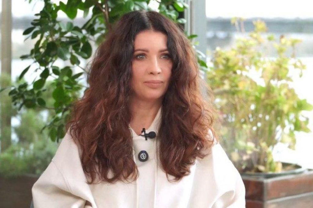 Una cantante ucraina racconta la sua storia di violenza e sofferenza nelle relazioni, un messaggio di speranza e sostegno per le vittime di abuso