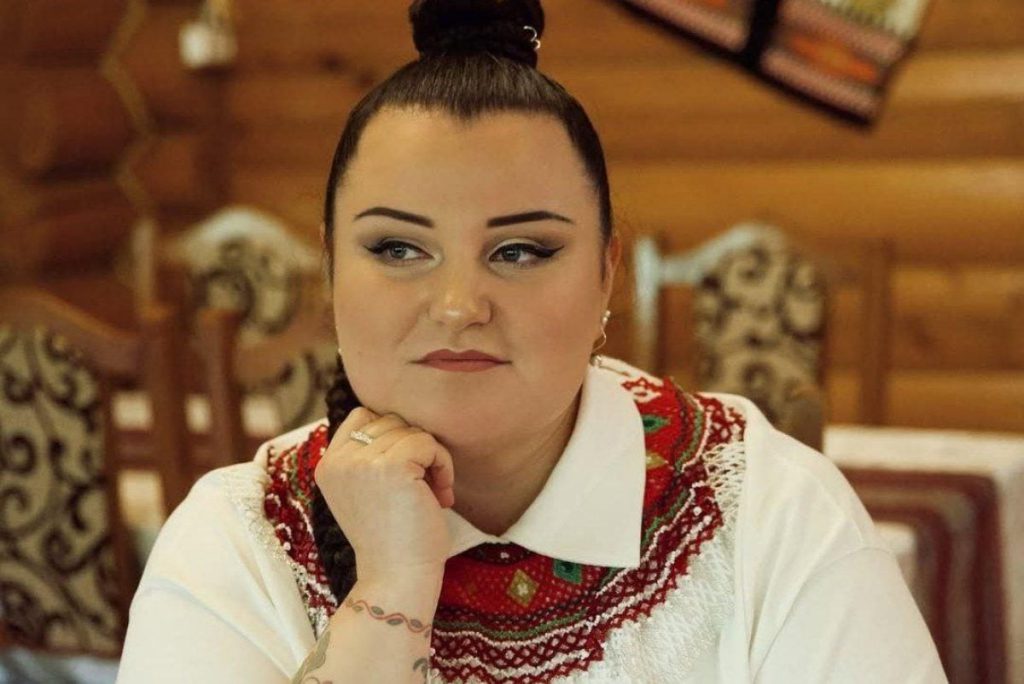 La rapper ucraina Alyona Alyona annuncia una svolta nella sua carriera e una nuova fase della sua vita con una gravidanza e una possibile fine della sua carriera musicale