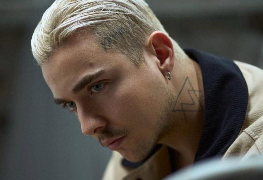 Cantante Solleva Tema Importante su Formato di Show TV