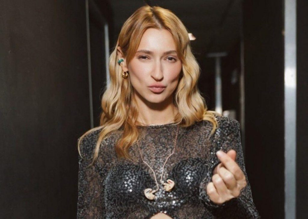 Cantante celebre sostiene che le iniezioni di bellezza siano il suo elisir di giovinezza