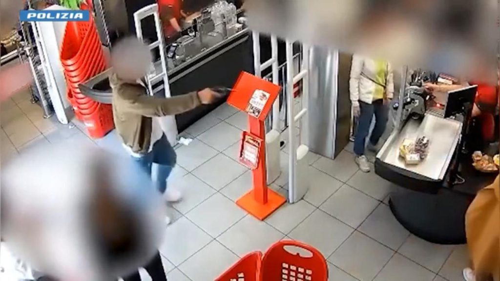 Uomo arrestato a Torino dopo aver puntato una pistola ai commessi di due supermercati.