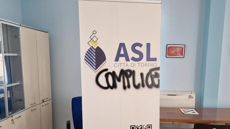 Anarchisti protestano all'ASL di Torino: imbrattano i muri per denunciare ostacoli all'accesso alla salute