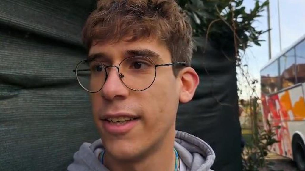 Incidente stradale ad Arignano: un autobus e un&#039;auto coinvolti in uno scontro, un morto e 20 feriti