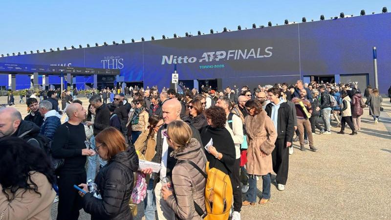 Torneo di tennis in pieno svolgimento: migliaia di tifosi in attesa dei primi match degli Atp Finals