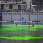 Extinction Rebellion trasforma il Po in verde fluo durante il Torino Film Festival per protestare sul cambiamento climatico