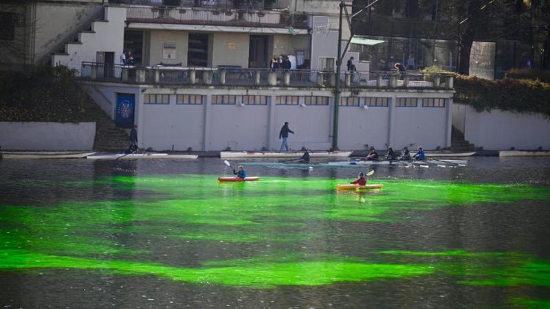 Extinction Rebellion trasforma il Po in verde fluo durante il Torino Film Festival per protestare sul cambiamento climatico