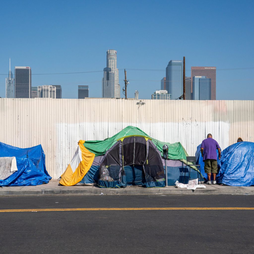 Cambiamento Radicale nei Fondi per la Lotta alla Homelessness: Priorità al Lavoro e al Trattamento per la Dipendenza da Droga