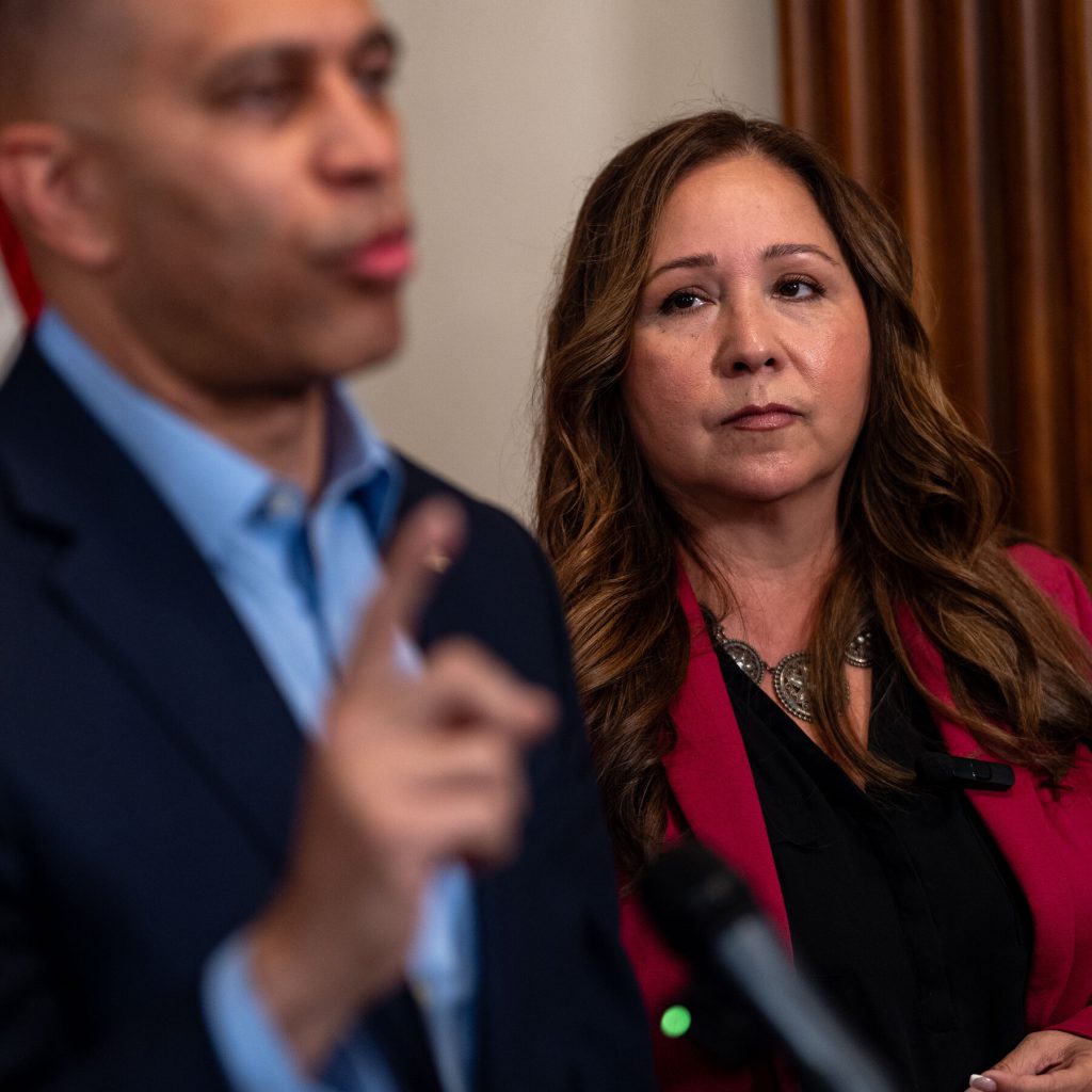 La firma decisiva di Adelita Grijalva: il processo verso il voto è finalmente avviato