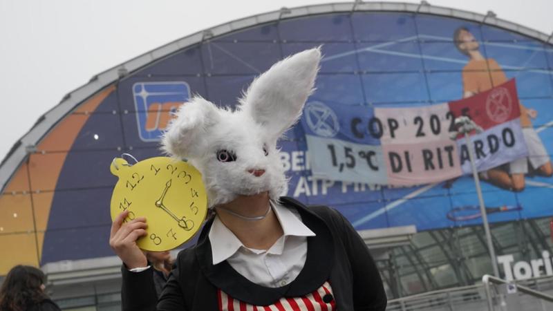 Extinction Rebellion alza l&#039;attenzione: striscione “1,5 °C di ritardo” su Porta Susa avverte di un possibile aumento di 2,6 °C