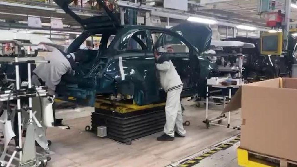 Torino apre la produzione della nuova Fiat 500 ibrida a Mirafiori